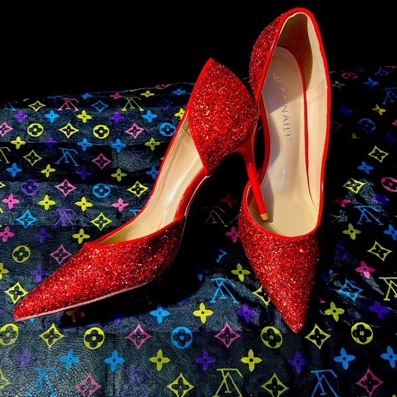 Women’s Fashion Closed Toe Pumps - Picture 2 of 5